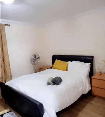 2 Bedroom Apartment - Greater London Дагенем Экстерьер фото