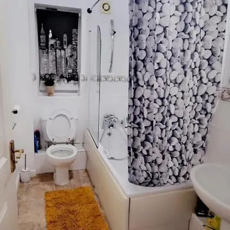 2 Bedroom Apartment - Greater London Дагенем Экстерьер фото