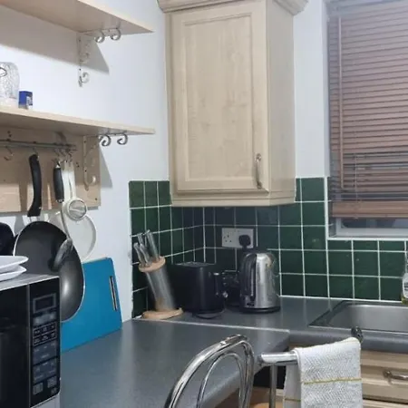 2 Bedroom Apartment - Greater London Дагенем Экстерьер фото