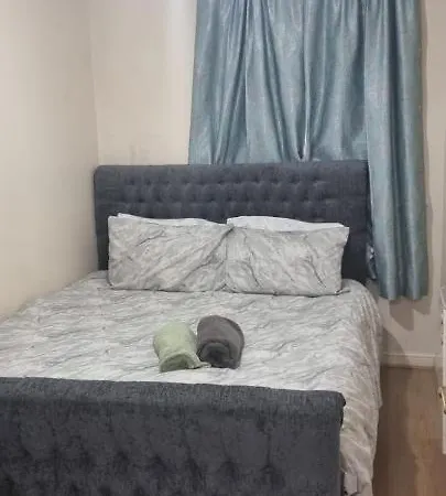 2 Bedroom Apartment - Greater London Дагенем Экстерьер фото